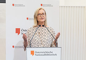Person spricht an Podium.
