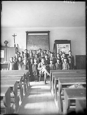 Adolf Clima-Paternion, Lehrer mit Schülerinnen und Schülern in der einklassigen Volksschule in Außerteuchen/Kärnten, um 1930