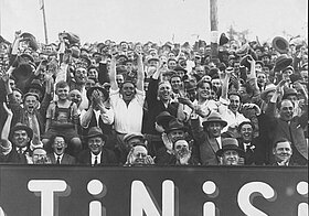 Fans jubeln über ein Tor des legendären "Wunderteams"