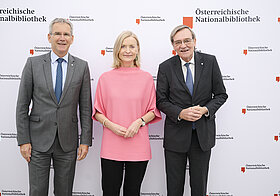 Drei Menschen posieren für ein Foto.