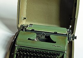 Mechanische Schreibmaschine im Schreibmaschinenkoffer, es sind Gebrauchsspuren zu erkennen. 