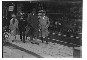Der spätere König Edward VIII spaziert mit Familie Richard Strauss durch Wien