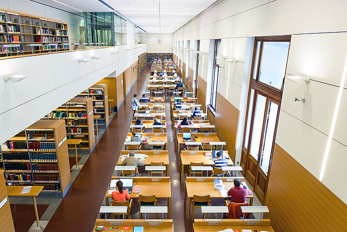 Fotografie des Hauptlesesaals der Österreichischen Nationalbibliothek.