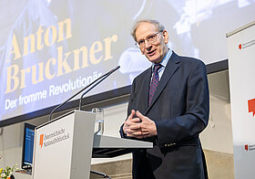 Prof. Dr. Clemens Hellsberg bei seiner Rede