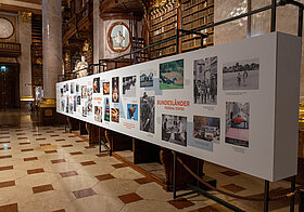 Foto von langer Wand mit aufgedruckter Ausstellung.