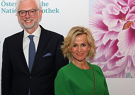 Zwei Personen posieren für ein Foto.