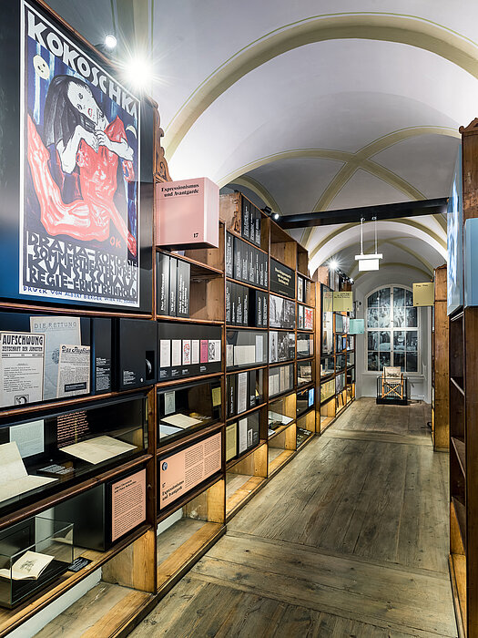 Blick auf die Regalstruktur des Literaturmuseums der ÖNB