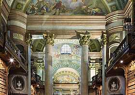 Barocker Bibliothekssaal mit alten Bücherregalen, Marmorboden und opulentem Deckenfresko