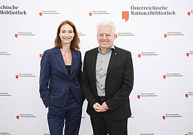 Zwei Menschen posieren für ein Foto.