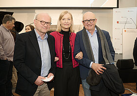Drei Personen posieren für ein Foto. 