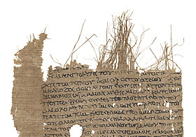 Beschrifteter Papyrus, oben ausgefranst.