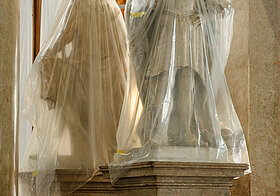 Abgedeckte Statuen