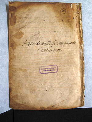 Cod. hist. gr. 73, fol. 195v: Palimpsestierte, aber nicht wiederbeschriebene Seite. Neuzeitlicher Eintrag zum Kauf der Handschrift durch Ogier Ghiselin de Busbecq (1522-1592); Digitalaufnahme