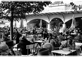 Die gut besuchte Milchtrinkhalle mit gefüllten Bänken davor