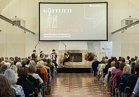 Publikum mit Leinwand und Projektion.