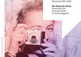 Magazin Cover mit Foto einer Person, die durch eine Kamera schaut und lächelt.
