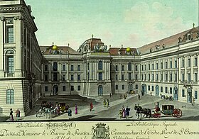 Prachtvolles Gebäude mit vielen Menschen und Kutschen auf dem Platz davor