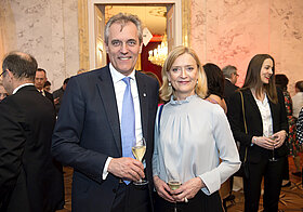 Zwei Personen mit Sekt auf Event.