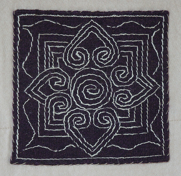 Blauer Stoff mit weißem Mandala-Muster