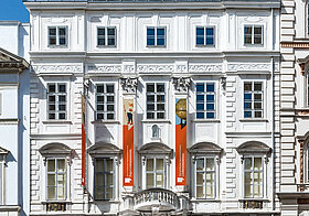 Prächtiges weißes Altbaugebäude vor strahlend blauem Himmel