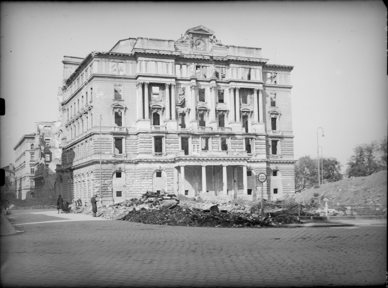 Hotelgebäude, davor ein Trümmerhaufen