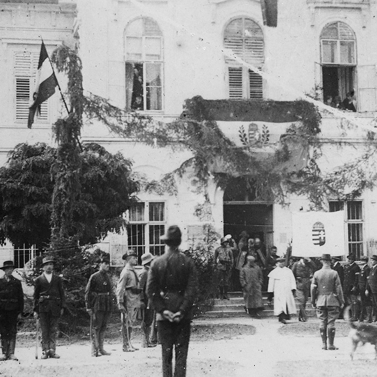 Soldaten vor einem Haus, Schwarz-weiß Fotografie