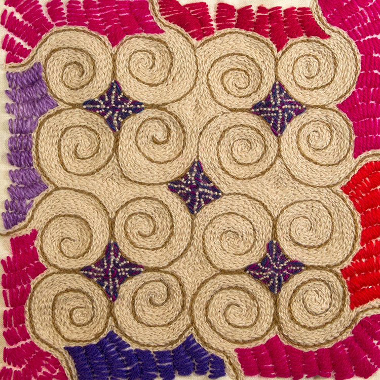 Textilgewebe mit braunen Spiralen auf Rosa und Lila