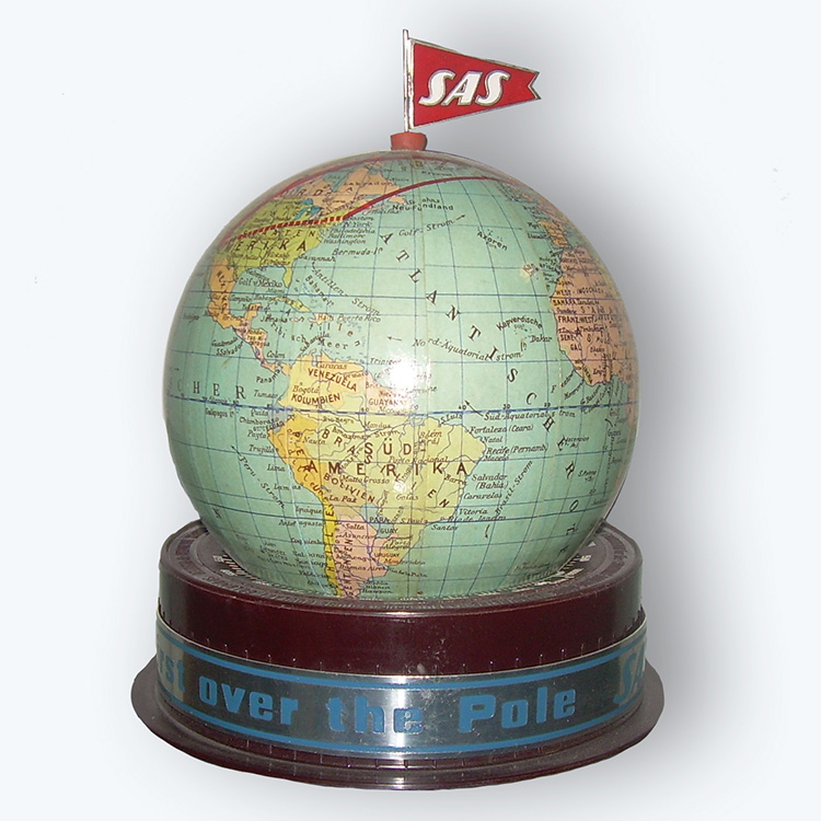 Kleiner Globus mit Holzbasis, rotes Fähnchen am Nordpol