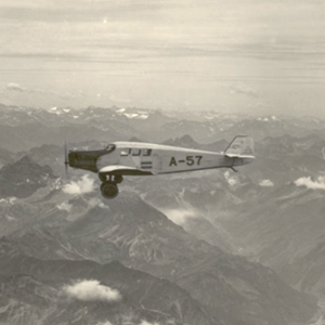 Alte Schwarzweißfotografie von Flugzeug