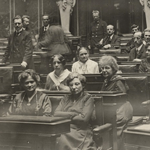 Abgeordnete im Sitzungssaal, 1919, schwarz-weiß