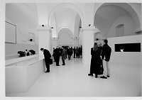 Abb. 1: Eröffnung der Ausstellung »Der literarische Einfall« in der Kunsthalle Wien im Museumsquartier am 30. Januar 1998 [Foto: Alexandra Eizinger]. In: Sichtungen 2, S. 148