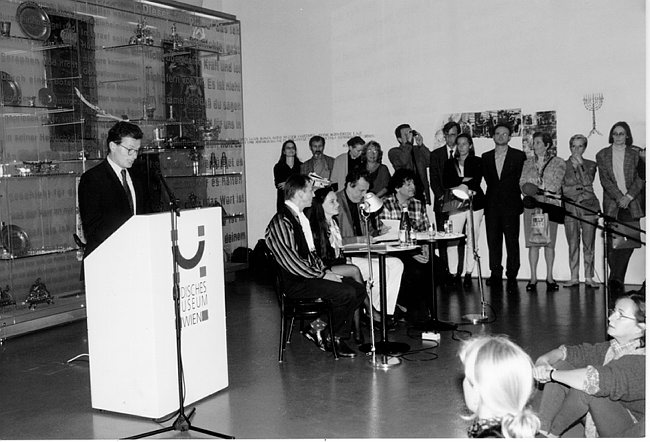 Abb. 1: Eröffnungsveranstaltung zur Ausstellung »Kringel, Schlingel, Borgia« im Jüdischen Museum der Stadt Wien am 25. September 1997. In: Sichtungen 1, S. 177