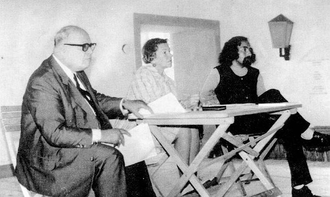 Abb. 8: Ernst Schönwiese, Jeannie Ebner und Peter Henisch bei einer Tagung der Zeitschrift »Podium« in Neulengbach 1972. [Foto: Hans Prokop, Wien]. In: Sichtungen 2, S. 250