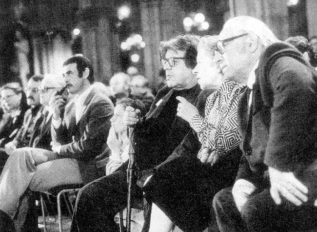 Abb. 9: V. r. n. l.: Hans Weigel, Jeannie Ebner, Erich Fried, Michael Scharang auf dem Ersten österreichischen Schriftstellerkongreß im März 1981 in Wien. [Foto: Heidi Heide, Wien]. In: Sichtungen 2, S. 250